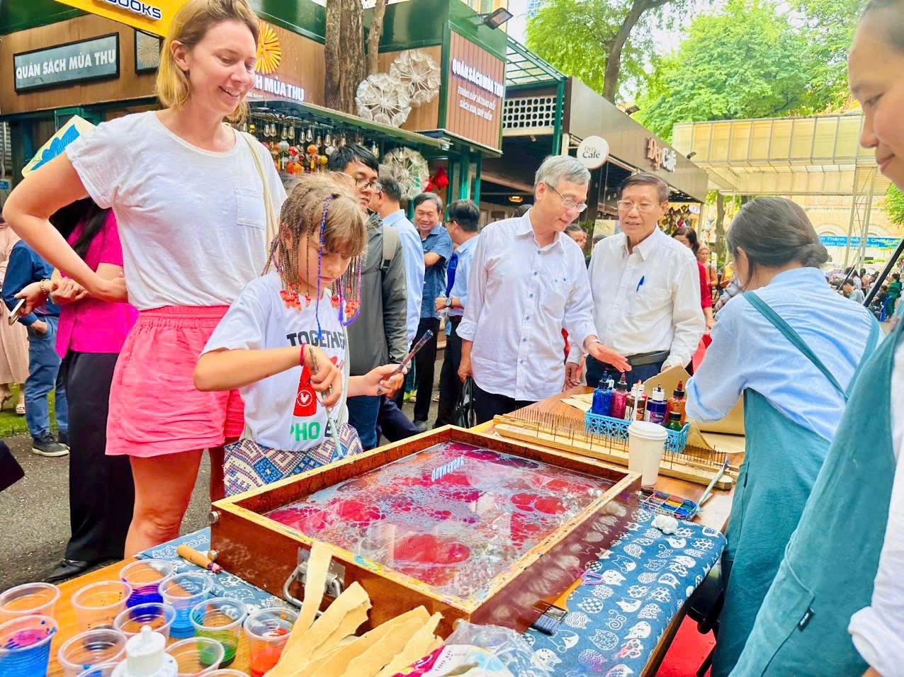 Du khách nước ngoài tham gia các hoạt động trải nghiệm tại Đường sách TP.HCM